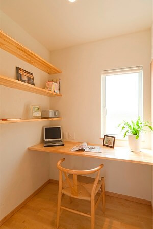 部屋に置かれたノートパソコン